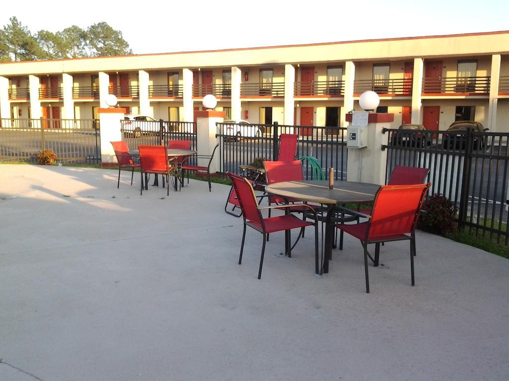 New Valdosta Inn And Suites Екстер'єр фото
