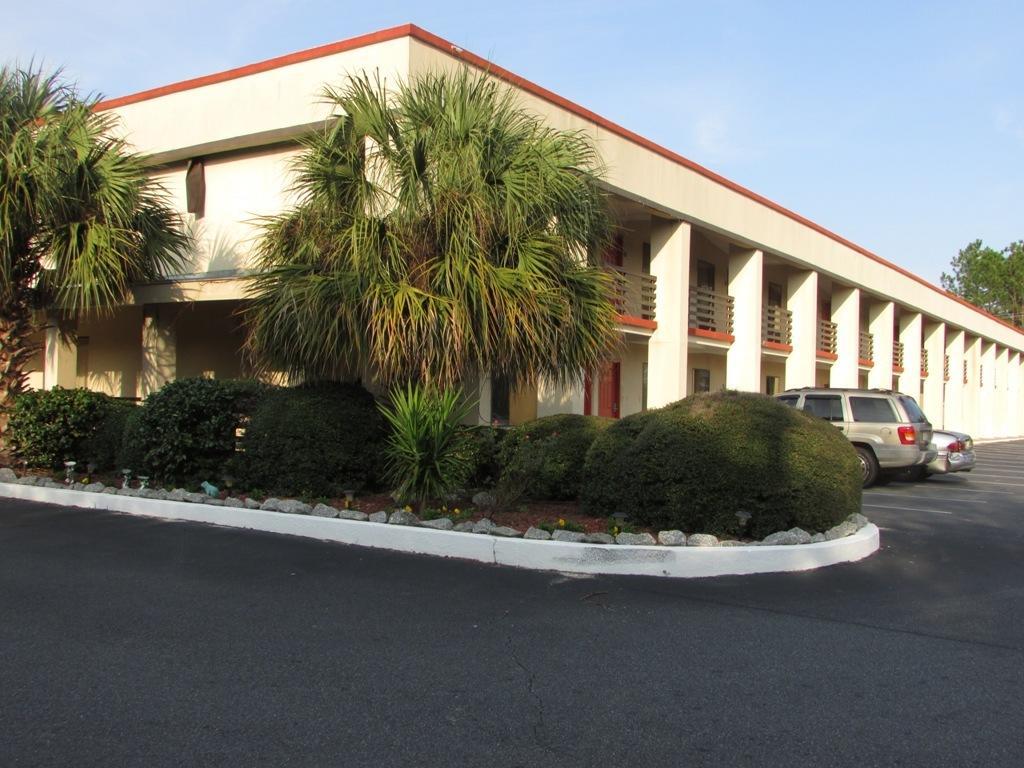 New Valdosta Inn And Suites Екстер'єр фото